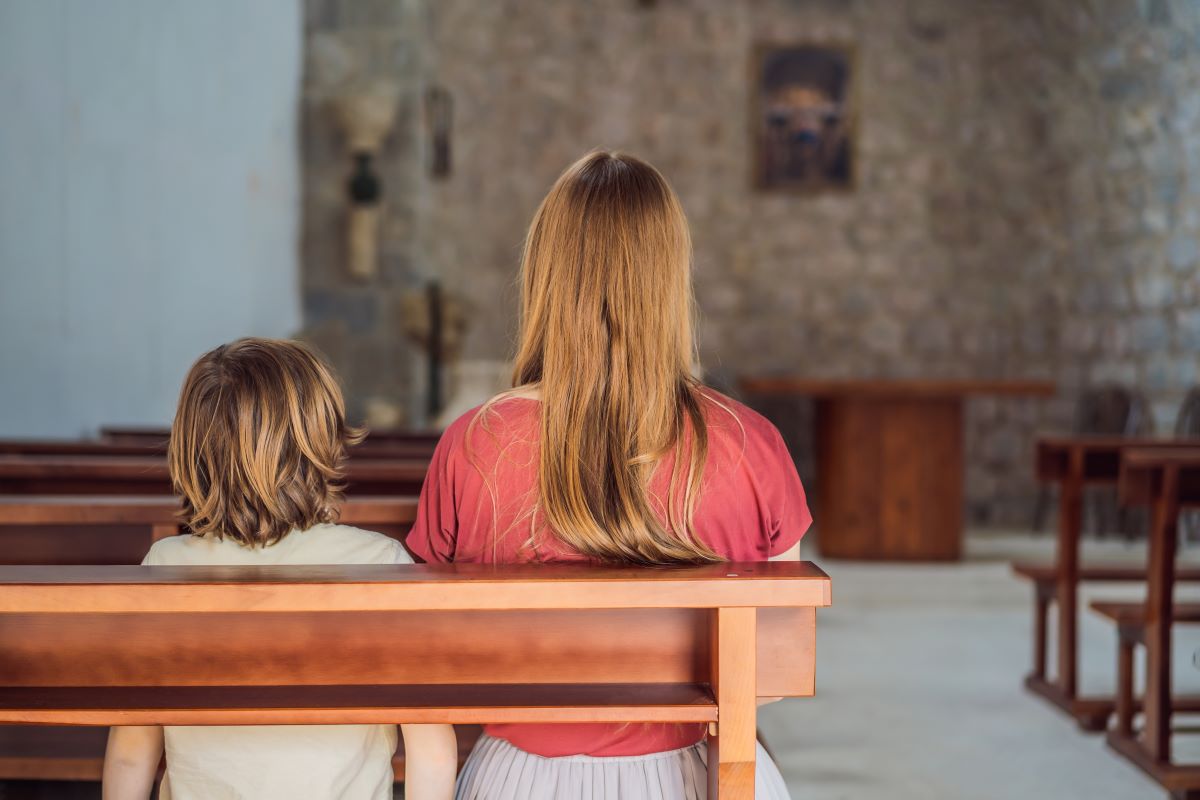 mom-and-daughtrer-in-the-church