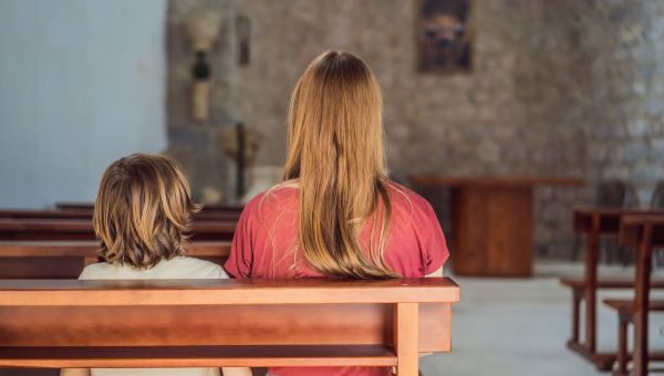 mom-and-daughtrer-in-the-church