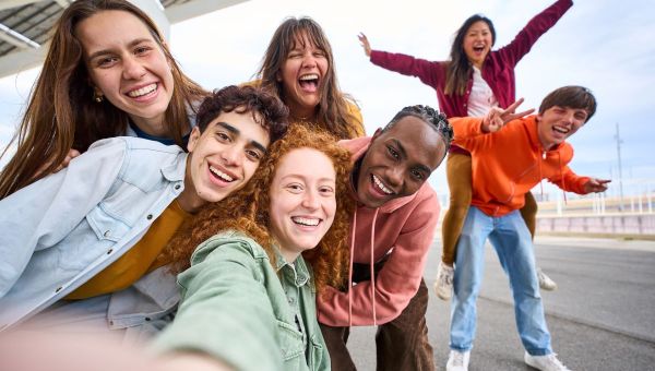 Friends-take-a-selfie