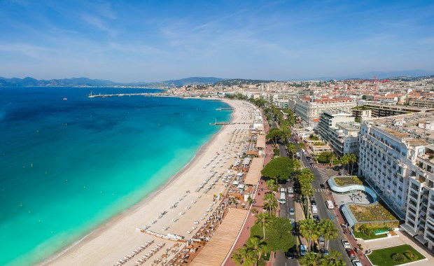 CANNES-COTE-AZUR-PLAGE-shutterstock