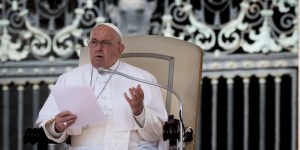 El Papa se disculpa tras usar término ofensivo contra los homosexuales