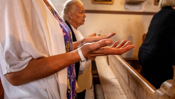 PRIERE-NOTRE-PERE-MAINS-OUVERTES-GODONG