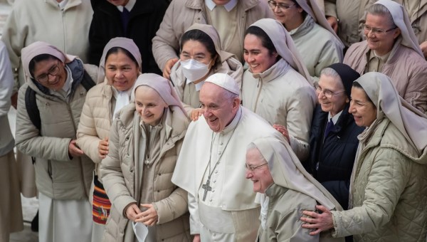 Pope with women religious in Rome