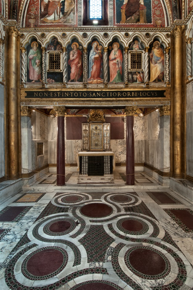 Imágenes de las reliquias de los santos Pedro y Juan expuestas en el Vaticano