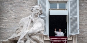 “La limosna no es caridad”, dice el Papa Francisco