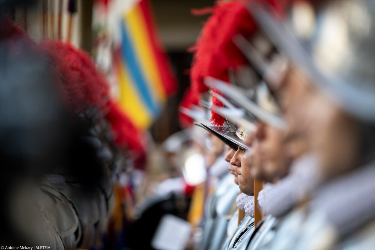 Los nuevos guardias suizos juran fidelidad al Papa Francisco