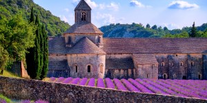 ¿Qué diferencia hay entre abadía, monasterio y convento?