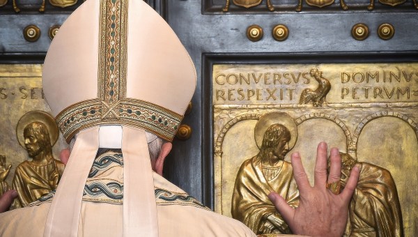 Pope Francis opens the Holy Door at St Peter's basilica to mark the start of the Jubilee Year of Mercy, on December 8, 2015 in Vatican.