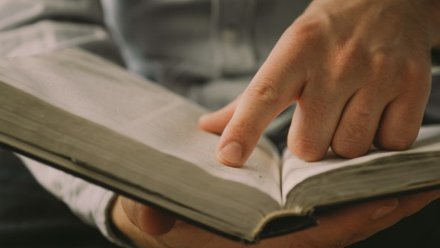 Mężczyzna czytający Pismo Święte