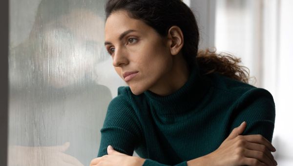 mujer entregando su sufrimiento a Dios