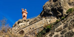 Esta Virgen recibe a los peregrinos desde lo alto en Le Puy-en-Velay
