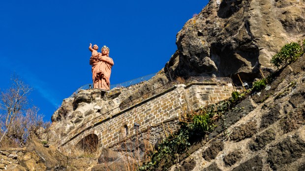 Virgen recibe a los peregrinos desde lo alto de una roca volcánica en Le Puy-en-Velay