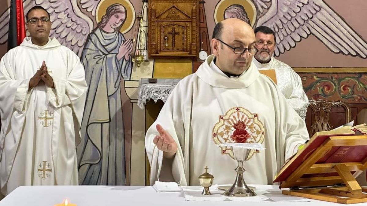 sacerdote misionero en gaza