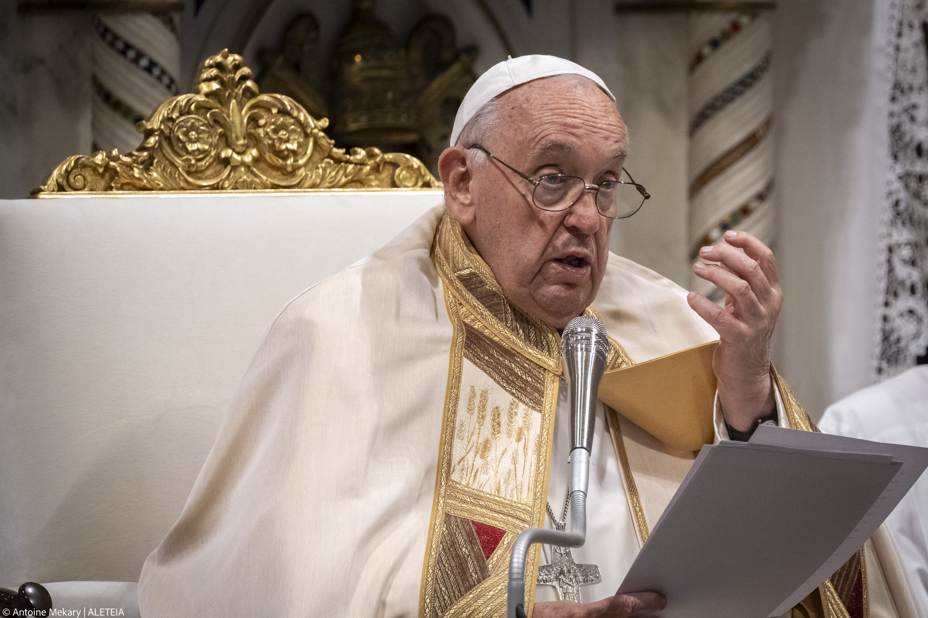 El misterio de la Eucaristía descrito en tres dimensiones por el Papa