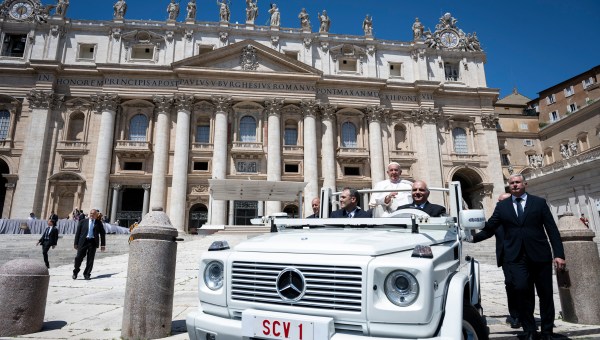 Corner Item Image - Casi mil coches llevan matrícula del Vaticano