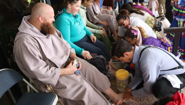 Lake Charles community washes pilgrims feet