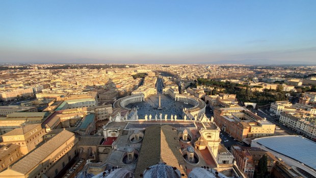 VATICAN-VUE-DU-HAUT-DU-DOME-shutterstock