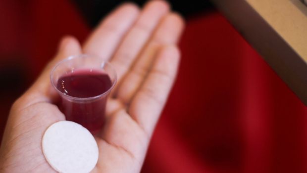 Abuso litúrgico contra la Santísima Eucaristía