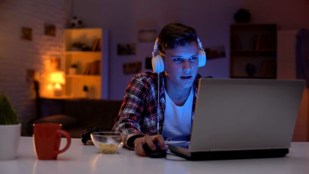 adolescente con laptop