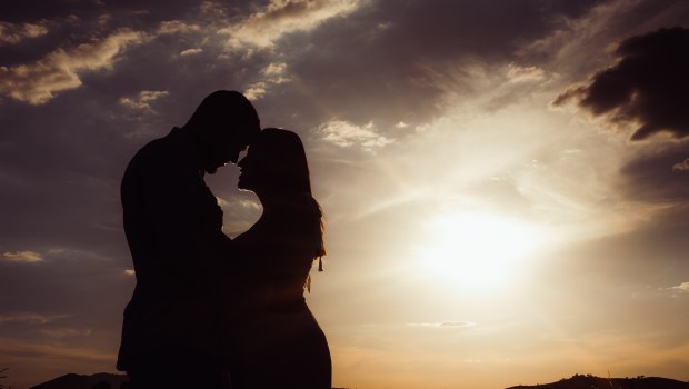 Całująca się para