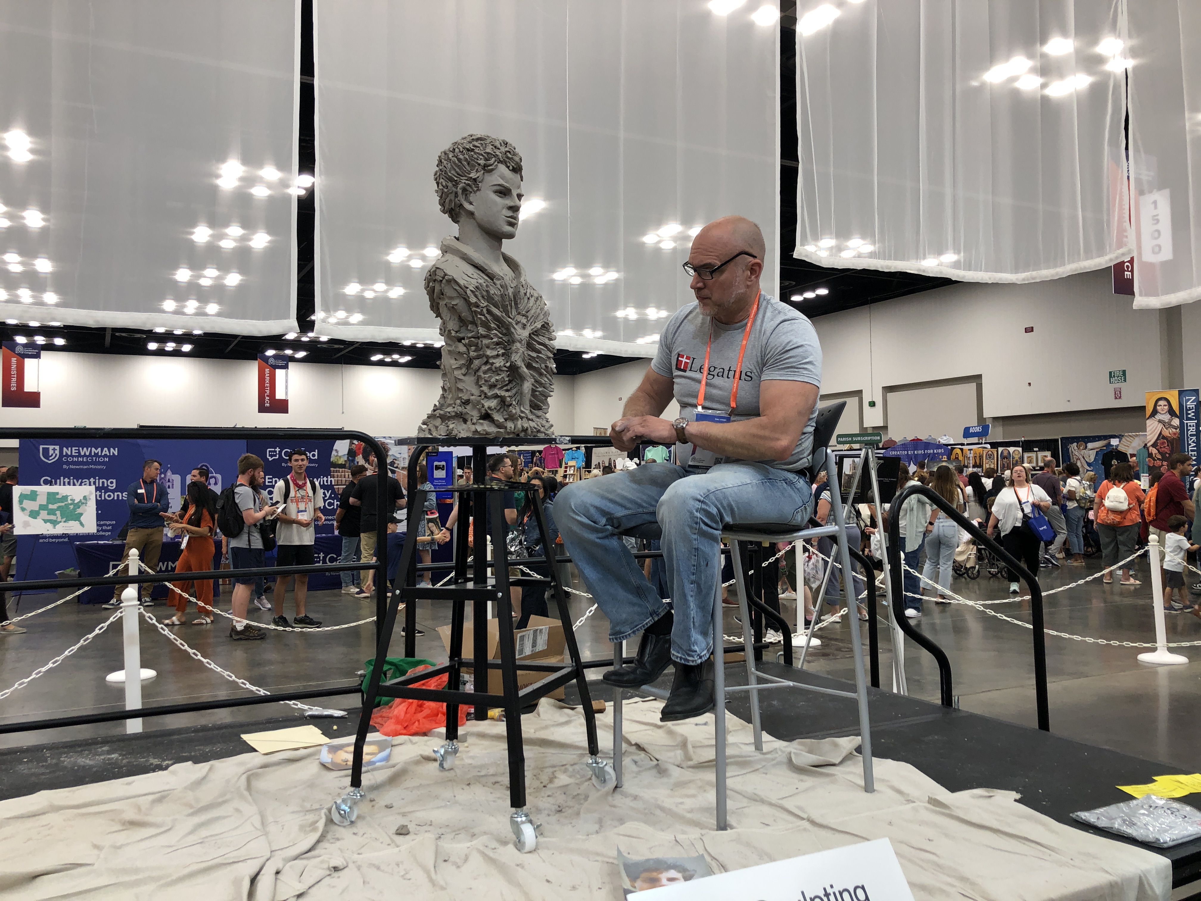 Timothy Paul Schmalz trabaja en una escultura de Carlo Acutis