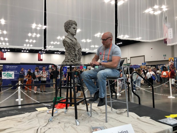 Timothy Paul Schmalz trabaja en una escultura de Carlo Acutis