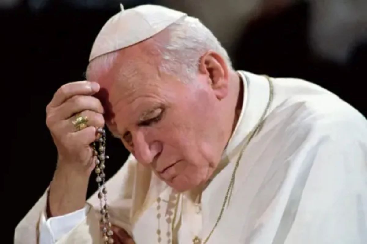 San Juan Pablo II reza el rosario
