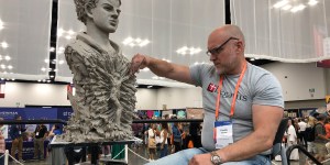 Una hermosa escultura de Carlo Acutis realizada entre multitudes
