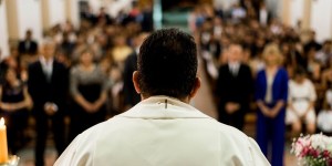Gestos y actitudes que debes evitar en Misa