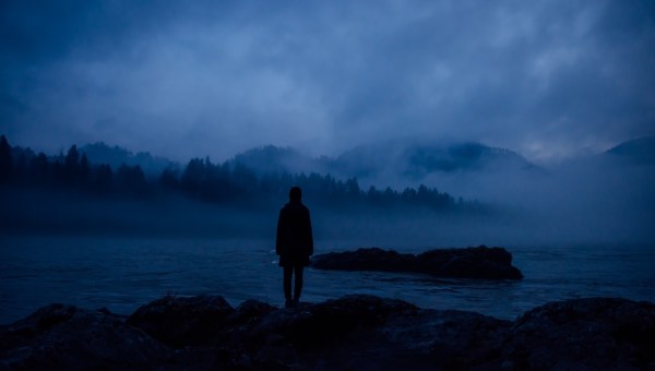 Sylwetka człowieka na tle jeziora