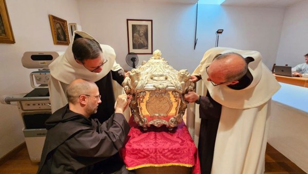 ALBA-DE-TORMES-Transfer-of-the-tomb-of-Saint-Teresa-for-study