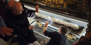 Abierta la tumba de Teresa de Ávila, cuyo cuerpo sigue incorrupto (Fotos)