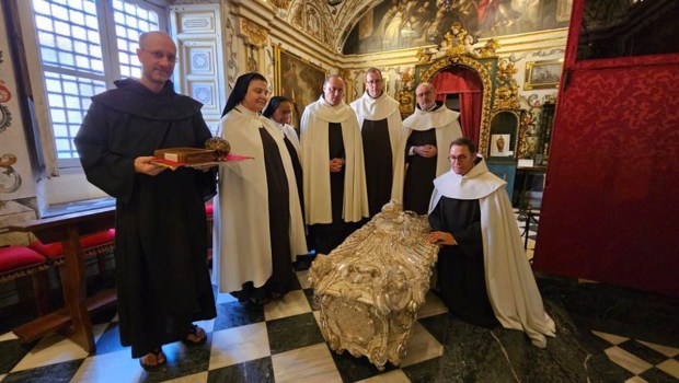 ALBA-DE-TORMES-Transfer-of-the-tomb-of-Saint-Teresa-for-study