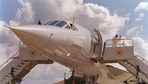 Pope John Paul II waves to wellwishers 02 May 1989 as he disembarks from a Concorde jet liner at Lusaka airport