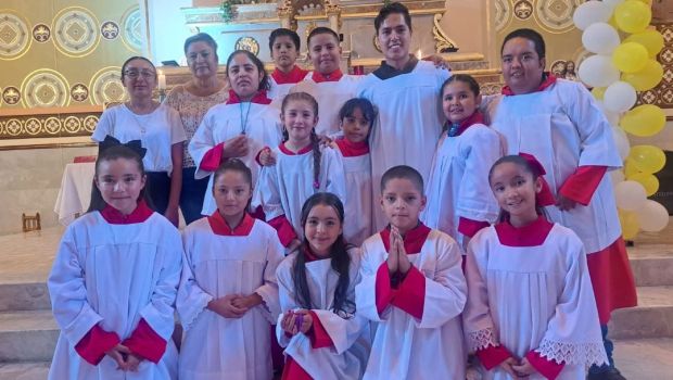Niñas y niños monaguillos