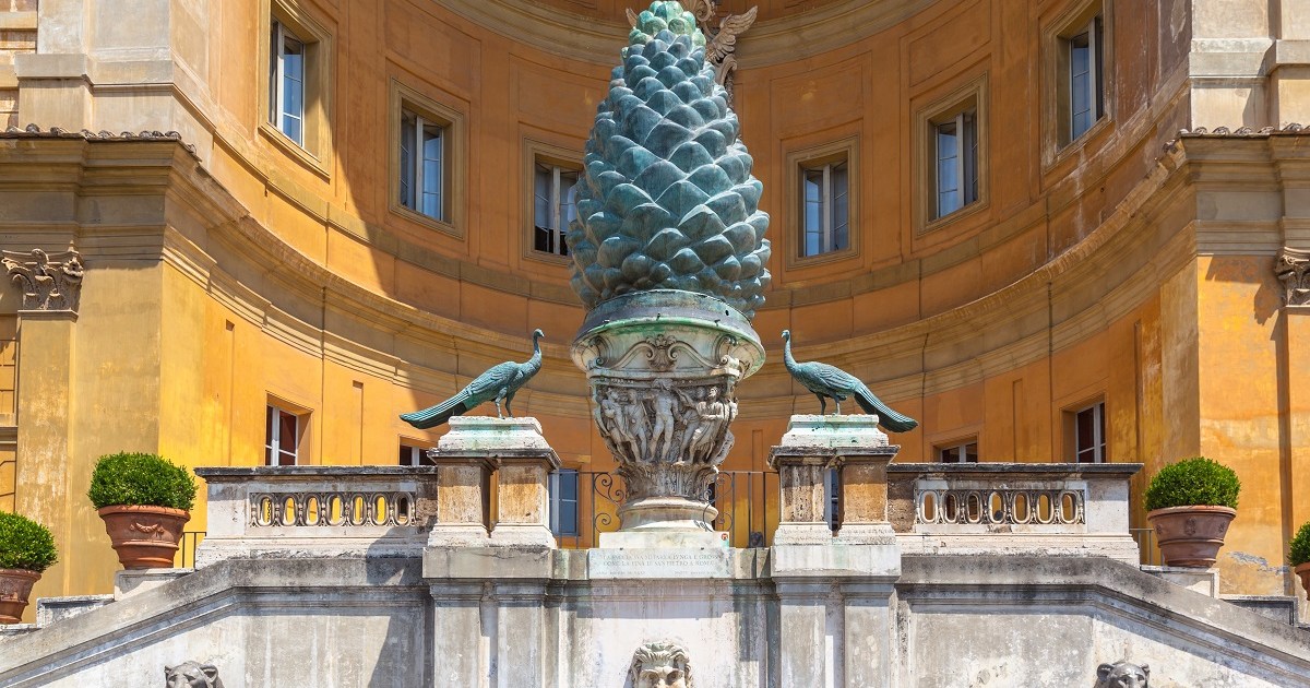 Pero, ¿qué hace esta enorme piña de bronce en el Vaticano?