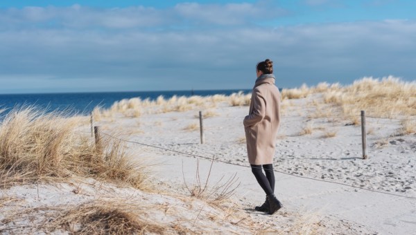 Kobieta na plaży na jesieni