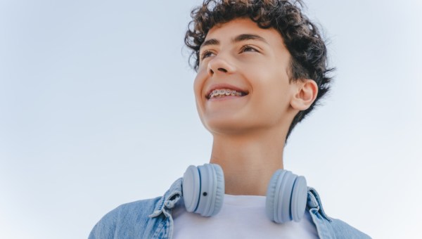 Uśmiechnięty nastolatek z aparatem na zębach
