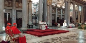 El Papa Francisco asiste al “milagro de la nieve” en la basílica romana de Santa María la Mayor