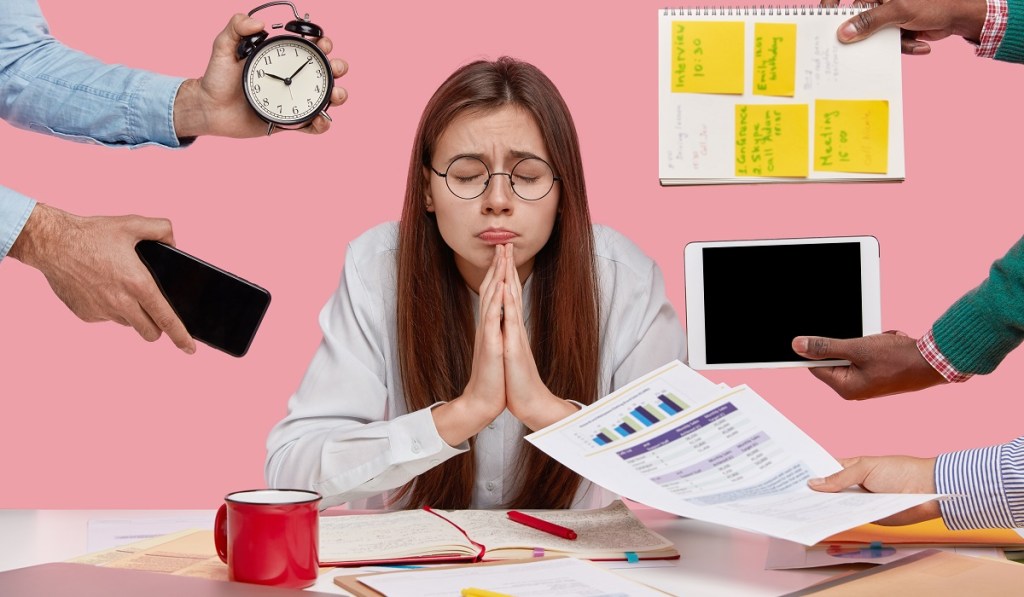 College student tries to pray with distractions