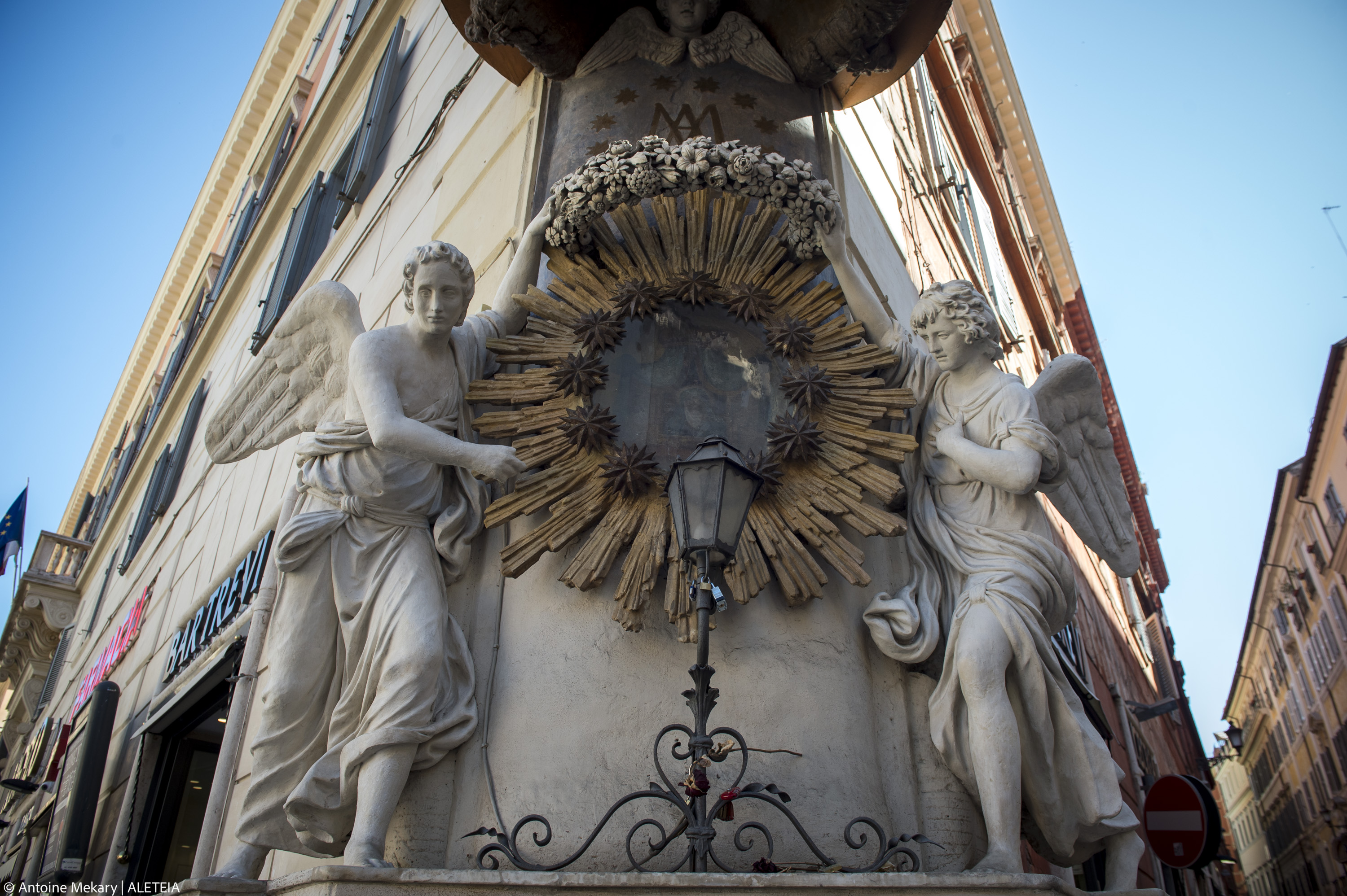 En las calles de Roma, María vigila cada esquina
