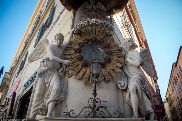 En las calles de Roma, María vigila cada esquina