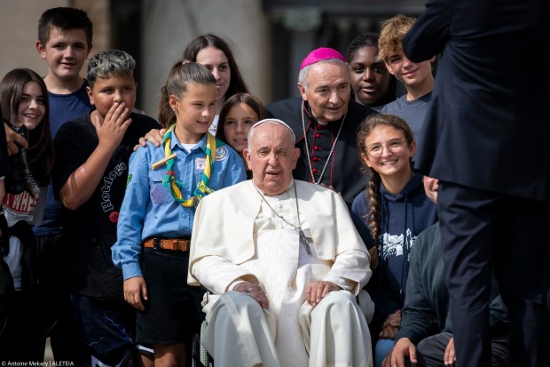 El diablo se esconde detrás de la superstición y la pornografía, advierte el Papa en su audiencia