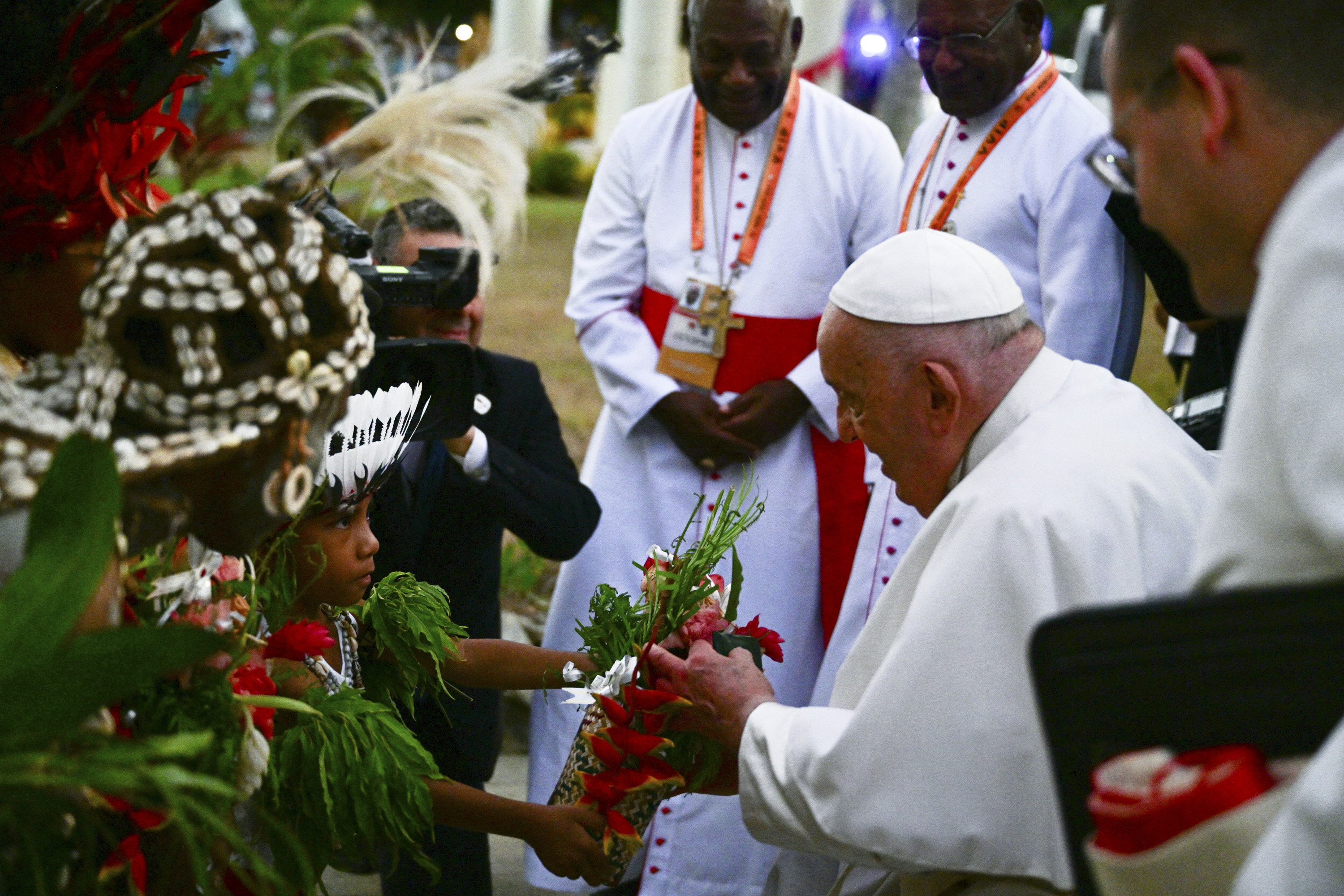 El Papa se encuentra con misioneros y niños en Papúa Nueva Guinea (fotos)