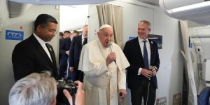 En el avión a Yakarta, el Papa lleno de regalos de sus periodistas