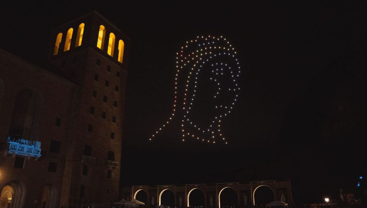 200 drones iluminan Montserrat con la imagen de la Virgen