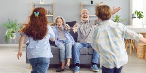 ¿Cómo evitar que tus abuelos vivan en soledad?