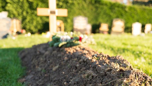 Sepultar un cuerpo humano