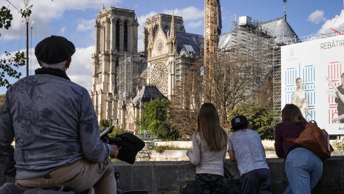 Notre Dame se revela poco a poco en todo su esplendor