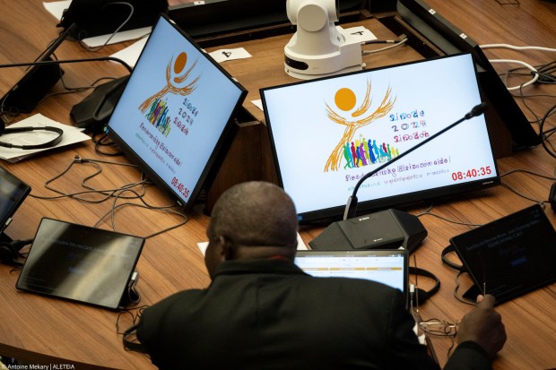 Pope-Francis-Synod-of-Bishops-Paul-VI-hall